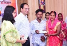 राजनांदगांव: कलेक्टर ने जनदर्शन में पहुंचे चार दिव्यांग दम्पत्तियों को दिव्यांगजन विवाह प्रोत्साहन योजना के अंतर्गत प्रोत्साहन राशि का दिया चेक…