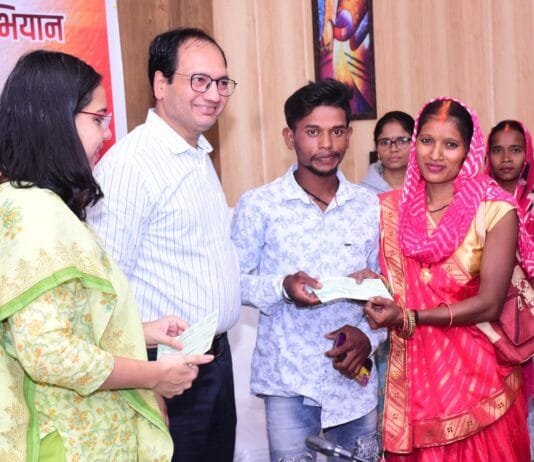 राजनांदगांव: कलेक्टर ने जनदर्शन में पहुंचे चार दिव्यांग दम्पत्तियों को दिव्यांगजन विवाह प्रोत्साहन योजना के अंतर्गत प्रोत्साहन राशि का दिया चेक…