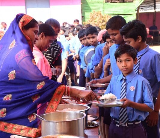 राजनांदगांव : न्योता भोजन में बच्चों ने गरमा-गरम जलेबी, भजिया, बर्फी, पूड़ी एवं सुरूचि पूर्ण भोजन का लिया आनंद…