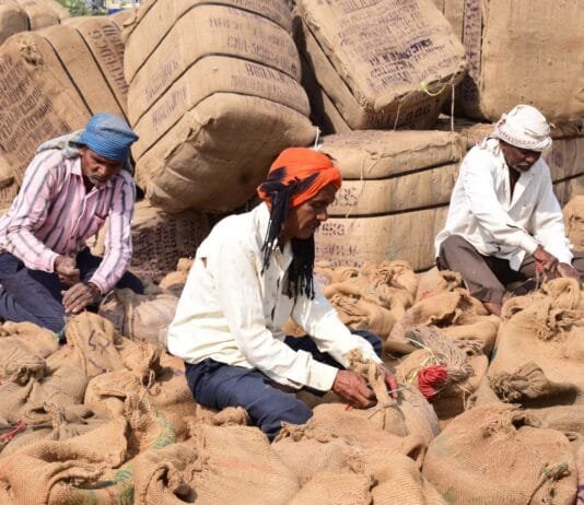 राजनांदगांव: धान उपार्जन केन्द्र से मिलर्स एवं ट्रांसपोटर्स द्वारा धान का उठाव लगातार जारी…