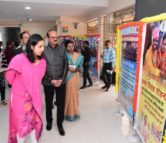 राजनांदगांव : राज्य शासन के एक वर्ष पूर्ण होने पर जनसंपर्क विभाग द्वारा कलेक्टोरेट में राज्य एवं जिले के विकास कार्यों एवं उपलब्धियों पर आधारित लगाई गई फोटो प्रदर्शनी…