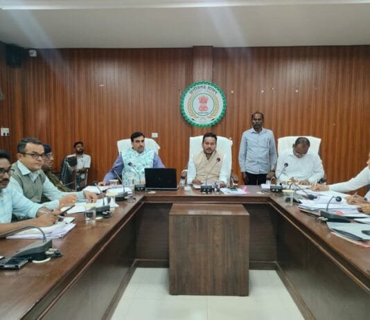 खैरागढ : शासन की जनकल्याणकारी योजनाओं को जन-जन तक पहुंचाकर लाभ दिलाना सुनिश्चित करें— कलेक्टर चन्द्रकांत वर्मा…