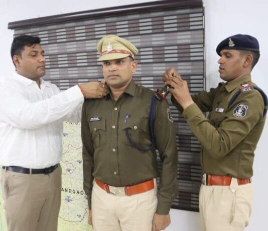 राजनांदगांव : पुलिस अधीक्षक मोहित गर्ग द्वारा 03 उप निरीक्षकों को स्टार लगाकर निरीक्षक के पद पर किया पदोन्नत…