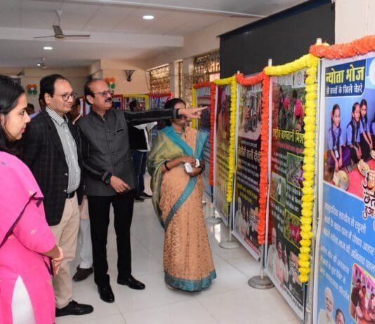राजनांदगांव : कलेक्टर, पत्रकारगण एवं अन्य जनप्रतिनिधियों ने फोटो प्रदर्शनी का किया अवलोकन…
