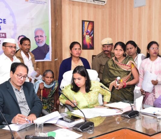 राजनांदगांव: कलेक्टर ने साप्ताहिक जनदर्शन में लोगों की समस्याएं एवं शिकायतें संवेदनशीलता पूर्वक सुनी…