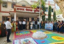 राजनांदगांव : बिहान दीदीयों ने रंगोली बनाकर शासन के विभिन्न जनकल्याणकारी योजनाओं की दी जानकारी…