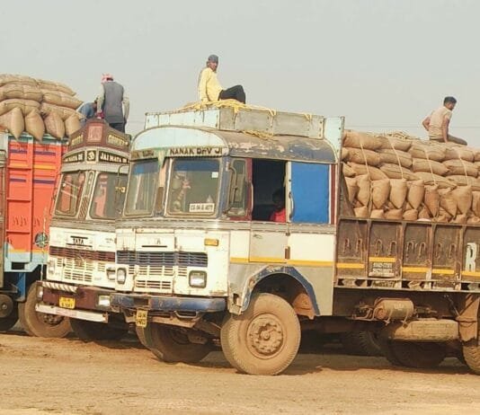 राजनांदगांव : ट्रांसपोटर्स एवं मिलर्स के द्वारा धान का उठाव लगातार जारी…