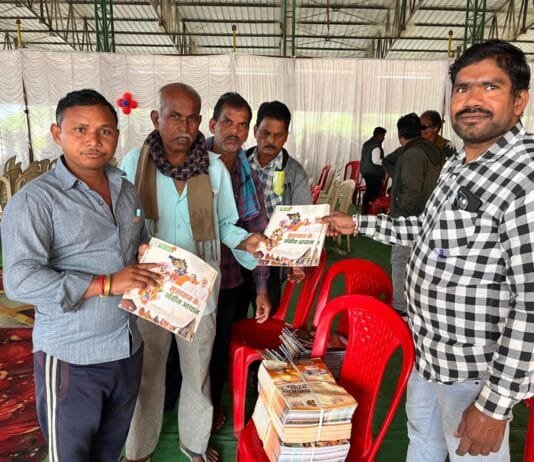 राजनांदगांव : किसानों को जनसम्पर्क विभाग की पत्रिका सुशासन के नवीन आयाम, उदित छत्तीसगढ़ एवं छत्तीसगढ़ सरकार की एक साल की महत्वपूर्ण उपलब्धियों पर आधारित पाम्पलेट का किया गया नि:शुल्क वितरण…