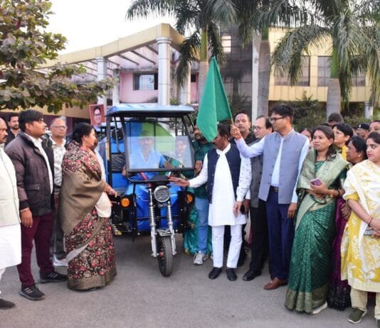 राजनांदगांव : वित्त मंत्री ओपी चौधरी ने घर-घर कचरा संग्रहण के लिए 20 ई-रिक्शा को हरी झंडी दिखाकर किया रवाना…