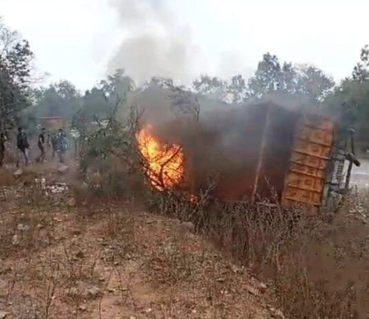 राष्ट्रीय राजमार्ग में ट्रक की टक्कर से कार में लगी आग, जिंदा जल गए 4 युवक…