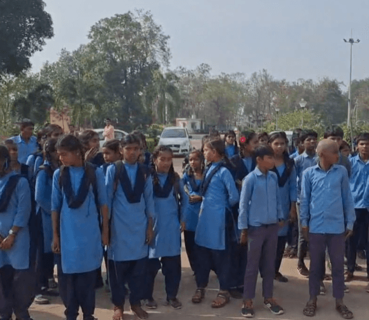 VISION TIMES : स्कूली छात्र-छात्राओं के साथ रील बनाने वाली मैडम पर कार्यवाही करते किया निलंबित…