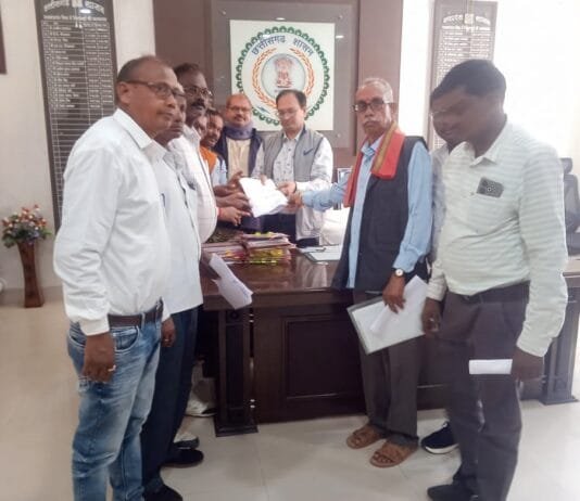 राजनांदगांव : सोसायटियों में धान जाम होने के संबंध में प्राधिकृत अधिकारी कलेक्टर से मिले…