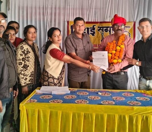 राजनांदगांव: पीएचई के उपखंड डोंगरगढ़ में पदस्थ स्थल सहायक विपिन देशकर को सेवानिवृत्ति पर दी गई भावभीनी विदाई…