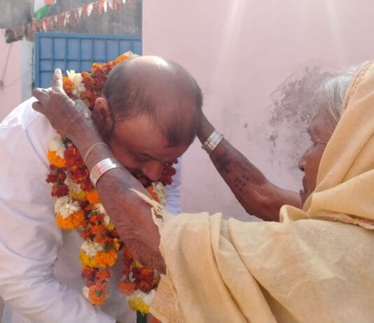 राजनांदगांव: महापौर प्रत्याशी युवा नेता निखिल द्विवेदी को बुजुर्गों का मिल रहा आशीर्वाद…