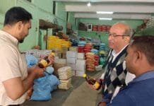 राजनांदगांव : गुणवत्ता जांच हेतु सरसों तेल का नमूना लिया गया…