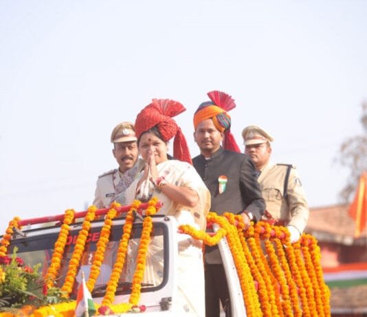 रायपुर : खैरागढ़ में सांसद कमलेश जांगड़े ने फहराया तिरंगा…