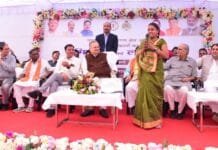 राजनांदगांव: विधानसभा अध्यक्ष डॉ. रमन सिंह लखपति दीदी दिव्या निषाद को स्मृति चिन्ह एवं प्रमाण पत्र प्रदान कर किया सम्मानित…