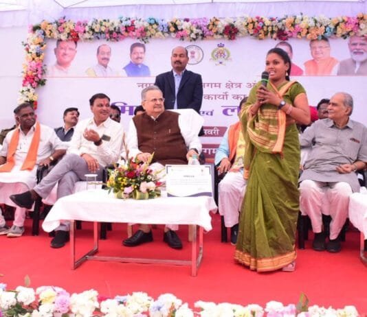 राजनांदगांव: विधानसभा अध्यक्ष डॉ. रमन सिंह लखपति दीदी दिव्या निषाद को स्मृति चिन्ह एवं प्रमाण पत्र प्रदान कर किया सम्मानित…