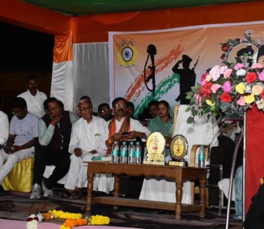 राजनांदगांव : विधानसभा अध्यक्ष डॉ. रमन सिंह ने ग्राम धामनसरा में शहीद स्वर्गीय मुकेश शोरी की प्रतिमा का किया अनावरण…