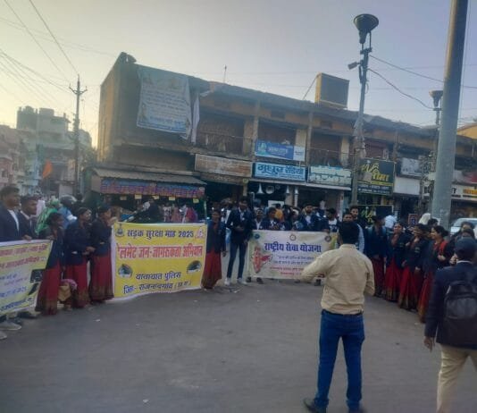 राजनांदगांव : यातायात पुलिस द्वारा नुक्कड़ नाटक के माध्यम से जागरूकता अभियान…