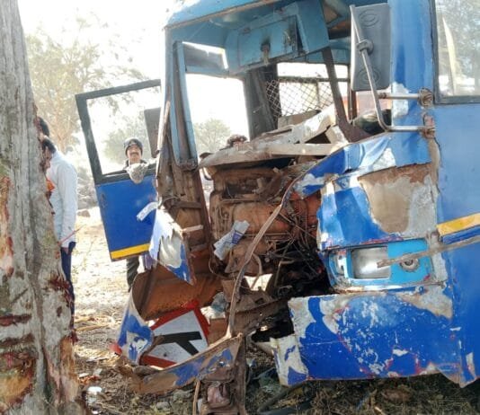 राजनांदगांव : बस सड़क किनारे पेड़ से टकराई 18 यात्री घायल…