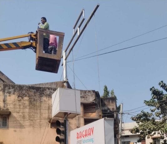 राजनांदगांव : बिना अनुमति सिग्नल पोल में लगे विज्ञापन बोर्ड निगम की टीम ने आज हटाई…