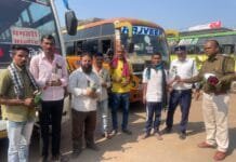 राजनांदगांव : सड़क सुरक्षा माह में सारथी दिवस पर बस चालकों को गुलाब फूल देकर किया सम्मान…