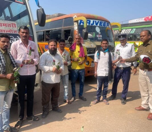राजनांदगांव : सड़क सुरक्षा माह में सारथी दिवस पर बस चालकों को गुलाब फूल देकर किया सम्मान…