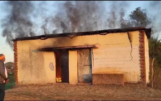 खैरागढ़: खेत के बोरवेल मशीन के लिए बने कमरे में लगी आग…