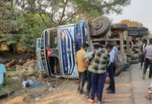 राजनांदगांव: ग्राम बोरी में धान से भरी ट्रक पलटी…