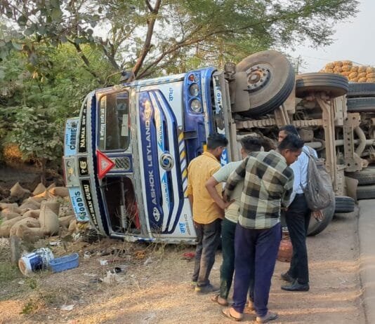 राजनांदगांव: ग्राम बोरी में धान से भरी ट्रक पलटी…