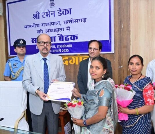 राजनांदगांव : राज्यपाल रमेन डेका ने लखपति दीदी दिव्या निषाद को किया सम्मानित…