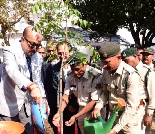 राजनांदगांव : राज्यपाल रमेन डेका ने कलेक्टोरेट परिसर में एक पेड़ माँ के नाम अभियान के तहत किया पौधरोपण…