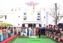 राजनांदगांव : कलेक्टर ने कलेक्टोरेट परिसर में किया ध्वजारोहण…
