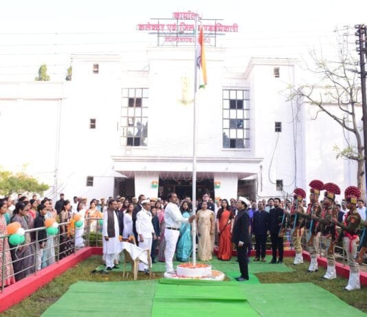राजनांदगांव : कलेक्टर ने कलेक्टोरेट परिसर में किया ध्वजारोहण…