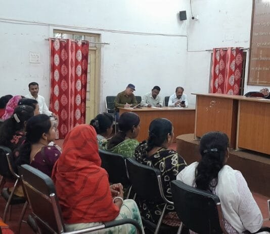 राजनांदगांव : आयुक्त ने ली एस.एल.आर.एम. सेंटर प्रभारियों की बैठक…