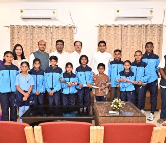 राजनांदगांव : छत्तीसगढ़ हॉकी के अध्यक्ष फिरोज अंसारी के नेतृत्व में खेल मंत्री से मिले पटरी पार क्षेत्र के हॉकी खिलाड़ी…