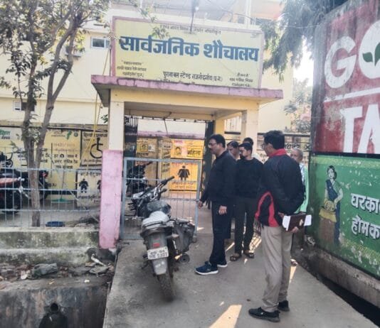 राजनांदगांव : सफाई का हाल जानने आयुक्त सुबह सनसिटी, पुराना बस स्टैण्ड, जी.ई.रोड में भ्रमण कर बस स्टैंड में कचरा फैलाने पर की कार्यवाही…