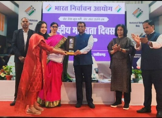 राजनांदगांव : सीईओ जिला पंचायत को राज्य स्तरीय समारोह में स्पेशल अवार्ड से किया गया सम्मानित…