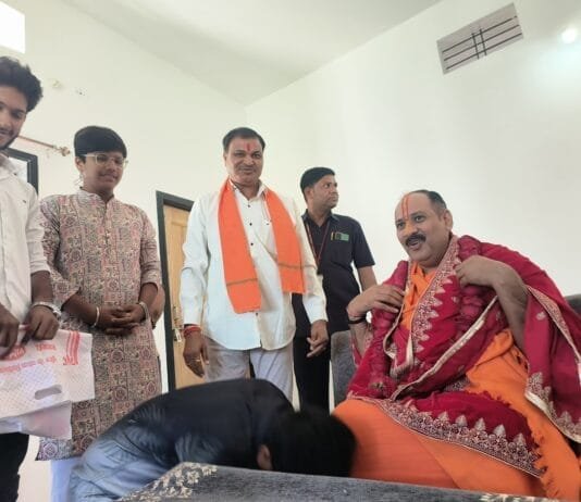 राजनांदगॉव : अंतर्राष्ट्रीय कथावाचक पंडित प्रदीप मिश्रा का पूर्व सांसद मधुसूदन यादव ने किया सम्मान…