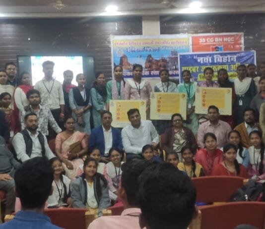 राजनांदगांव : बढ़ते सड़क दुर्घटनाओं की रोकथाम हेतु ट्रैफिक नियमों के बारे में किया गया जागरूक…