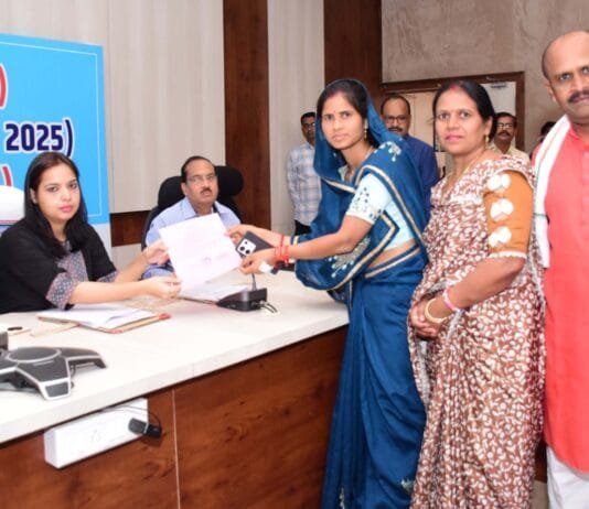 राजनांदगांव : निर्वाचित होने वाले जिला पंचायत सदस्यों को प्रमाण पत्र प्रदान किया गया…