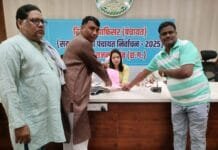 राजनांदगांव: महेंद्र यादव ने लगातार तीसरी बार विजय हासिल किया जिला पंचायत सीईओ ने निर्वाचन प्रमाण पत्र किया प्रदान…