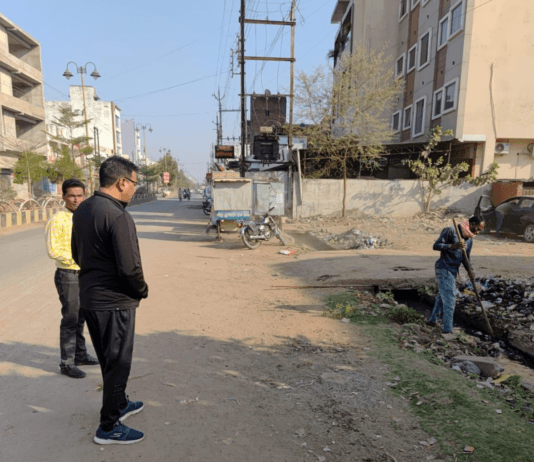 राजनांदगांव: निरीक्षण के दौरान नाली के उपर बिल्डिंग मटेरियल रखने पर नोटिस जारी करने कहा…