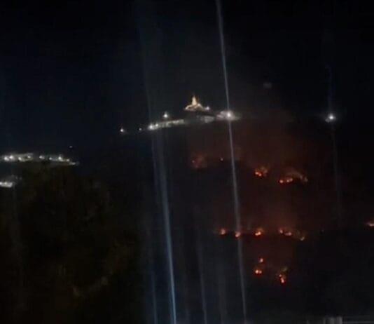 राजनांदगांव: डोंगरगढ़ मां बमलेश्वरी मंदिर स्थित पहाड़ के जंगल में लगा भीषण आग, रेस्क्यू ऑपरेशन जारी…