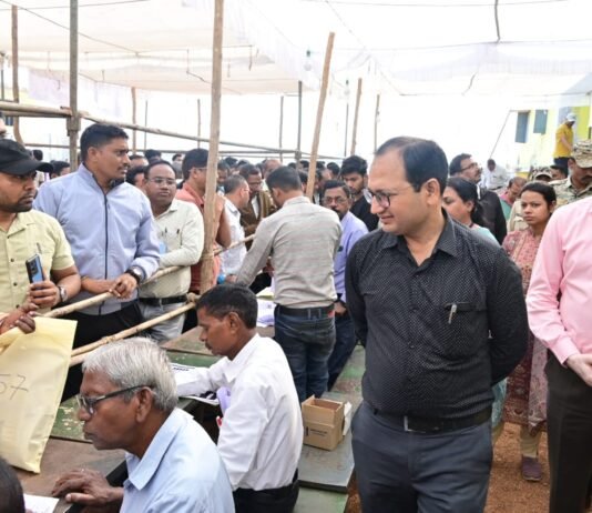 राजनांदगांव : कलेक्टर ने मतदान दलों के सामग्री वितरण के कार्यों का किया निरीक्षण…