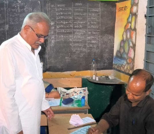 भूपेश बघेल परिवार के साथ मतदान केन्द्र पहुंचकर किया मतदान…