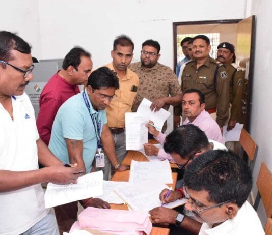 राजनांदगांव : सुरक्षा में लगे पुलिस जवान एवं मतदान दलों के अधिकारी-कर्मचारियों ने निर्वाचन कर्तव्य मतपत्र के माध्यम से मताधिकार का किया प्रयोग…