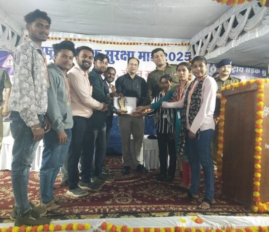 राजनांदगांव : कलेक्टर संजय अग्रवाल व पुलिस अधीक्षक मोहित गर्ग के हाथों खुमेश साहू,भागवत वर्मा व उनकी पुरी टीम हुए सम्मानित…