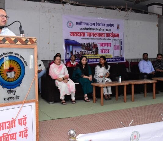 राजनांदगांव: रंगोली, मेहंदी, पेंटिंग, नारा लेखन प्रतियोगिता में भाग लेकर महिलाओं ने मतदान करने का दिया संदेश…